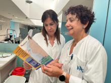 Professionals repartint el díptic informatiu