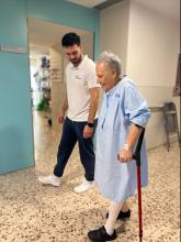 Pacient operada fent exercicis amb el fisioterapeuta