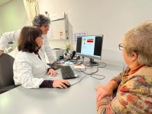 Pacient a la unitat de reumatologia