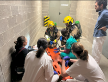 Moment del simulacre amb els equips d'emergència atenent a la persona ferida